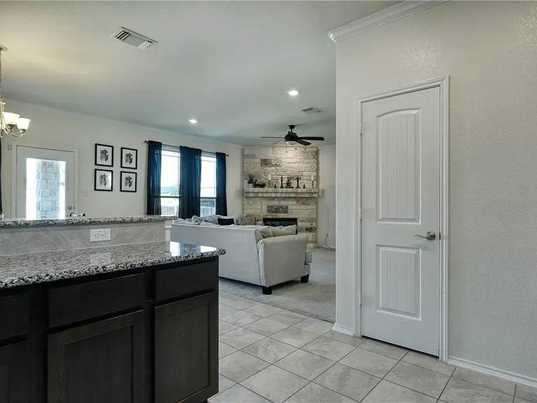 521 Bradford Ln — Photo 11