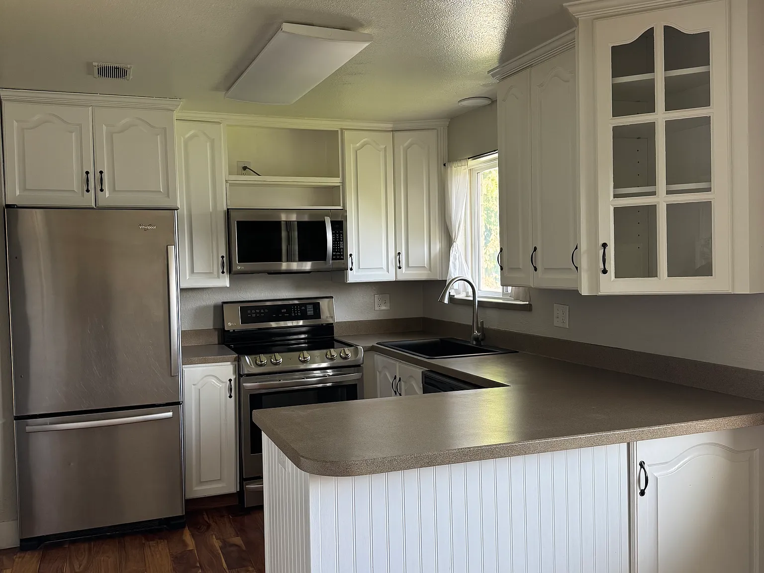 4 bed, 2200 sqft, $2,750 — Photo 3