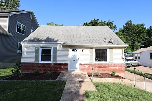 439 Caroline Ave Photo 1