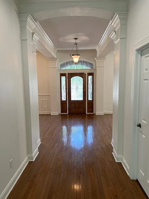 4 bed, 2.5 bath, 3324 sqft, $4,100 — Photo 2