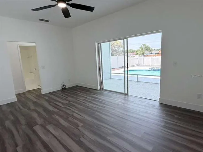 906 Berwick Dr — Photo 10