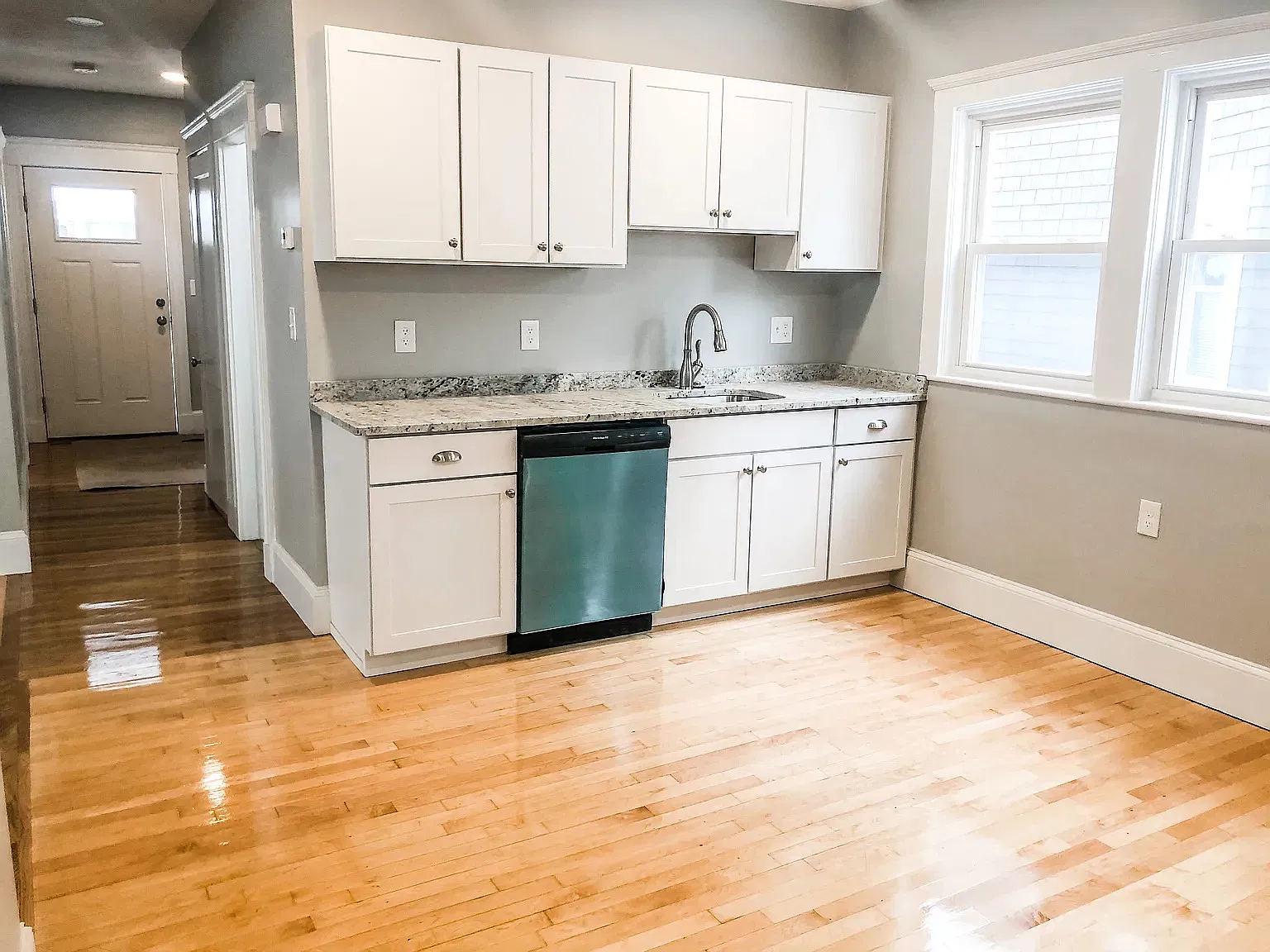 4 bed, 2.0 bath, 1200 sqft, $5,800 — Photo 2