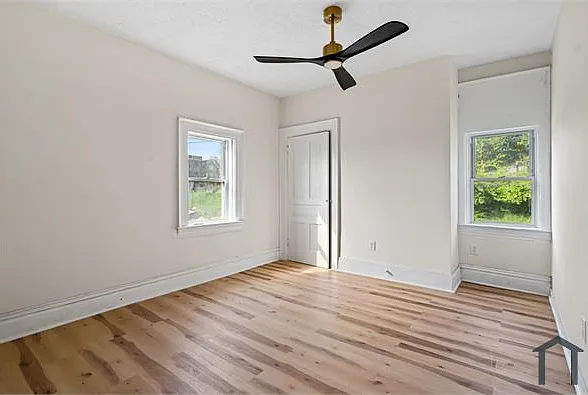 415 Mills Ave — Photo 12