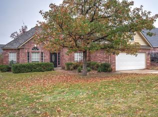 4016 S Rolling Oaks Dr, Tulsa, OK 74107