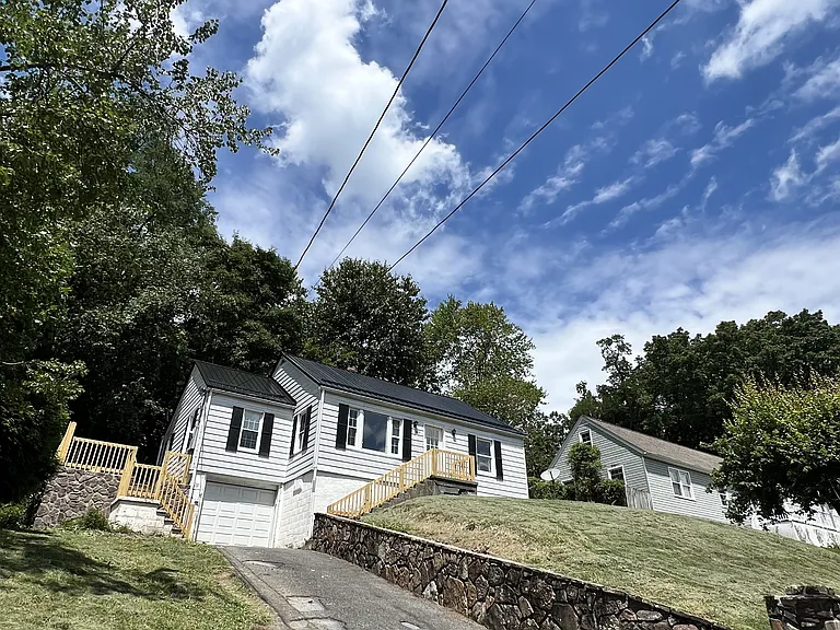 1219 East Dr — Photo 2