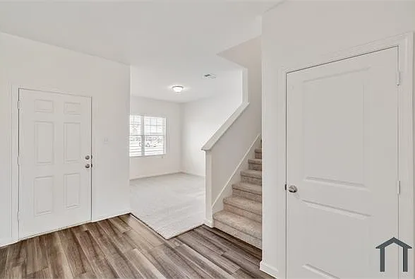 795 Yorkshire Dr — Photo 3