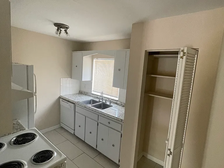 3206 W Azeele St #15 — Photo 5