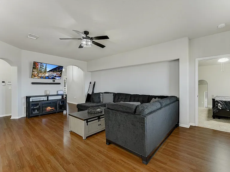 725 Pinnacle Dr — Photo 4