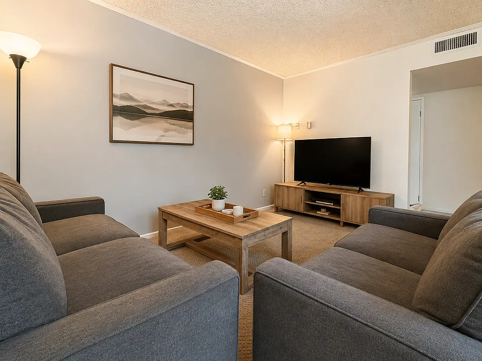 540 Kelton Ave #204