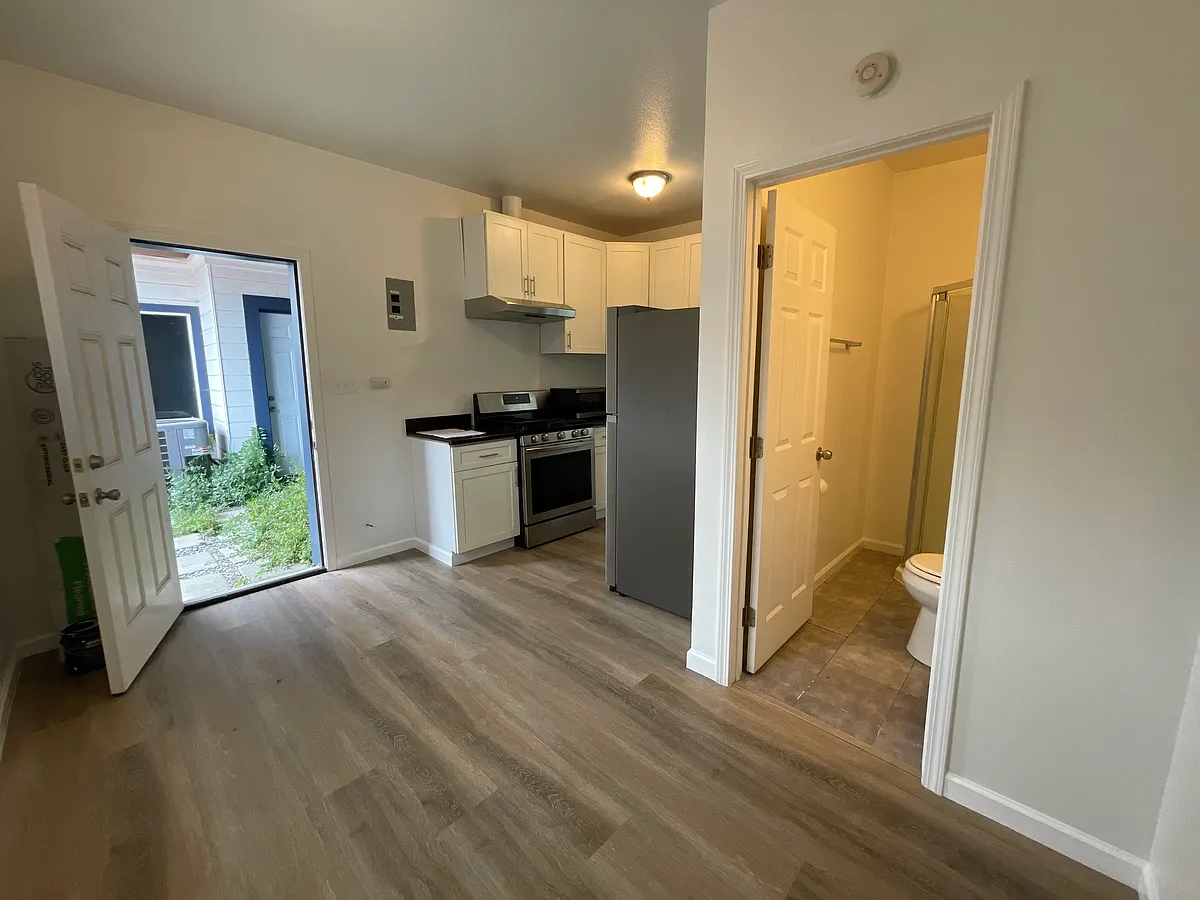 Building Photo - 820 Athens Ave #C