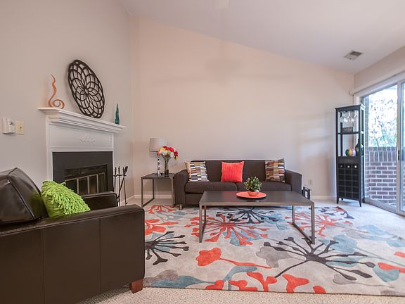 LR w/Vaulted Ceiling & Fan