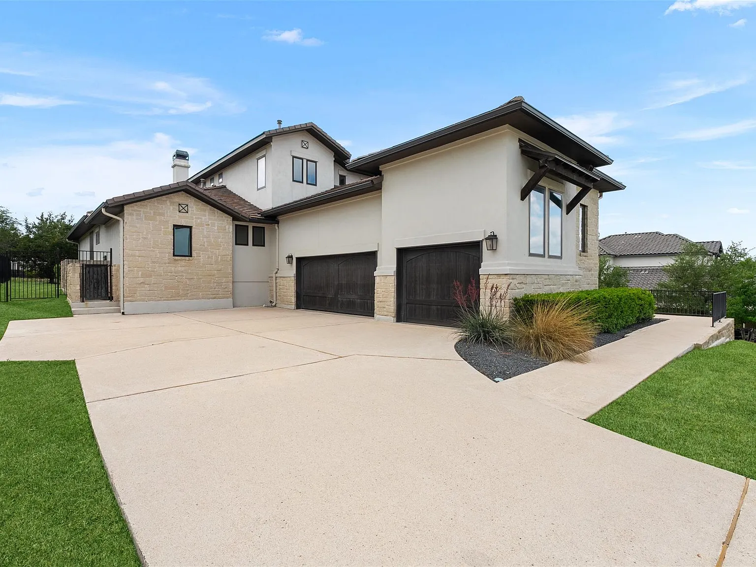 5 bed, 5.5 bath, 4663 sqft, $10,000 — Photo 3
