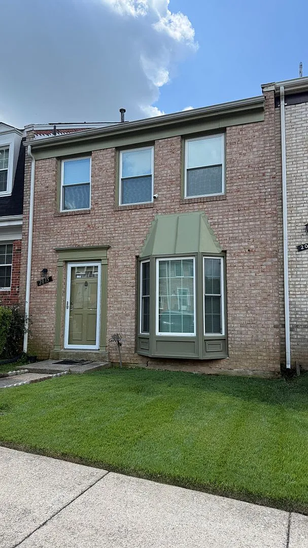 Lake Ridge Townhouse — Photo 1
