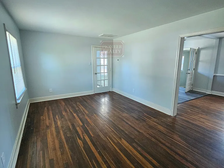 2331 Fleet Ave — Photo 2