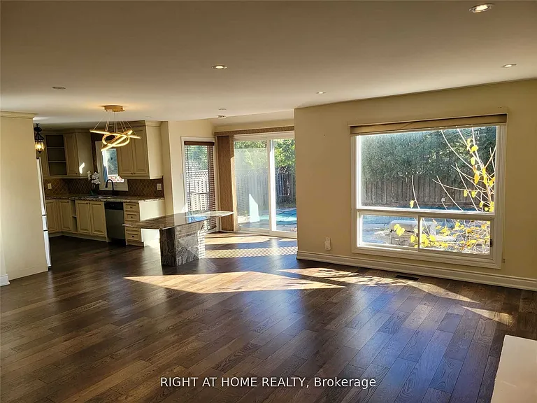 1080 Glenashton Dr #UPPER — Photo 10