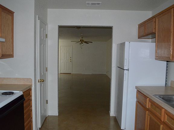 3rd image of 915 Maplewood St Unit A