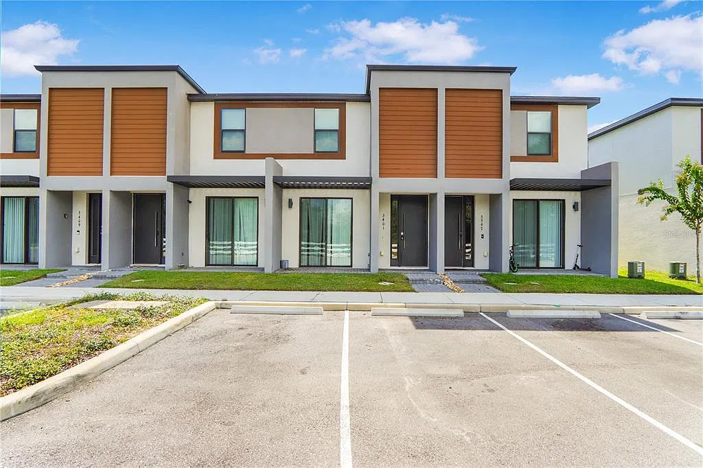 3 bed, 3.0 bath, 1360 sqft, $2,100 — Photo 3