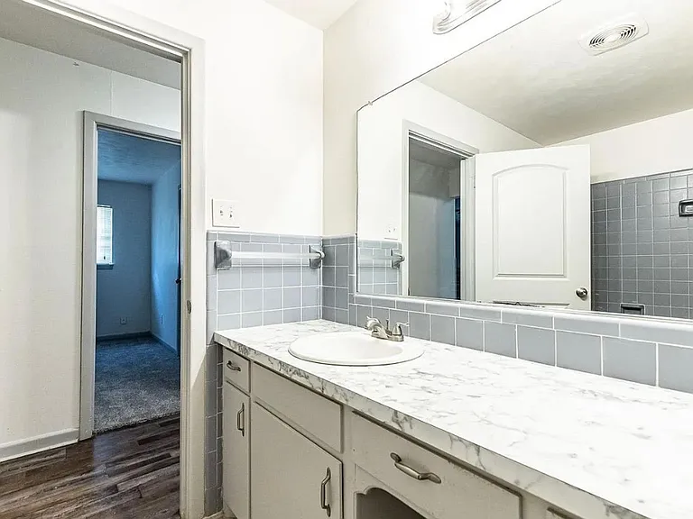 5426 43rd St — Photo 24