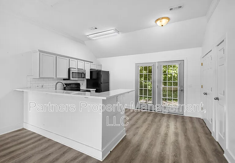 1174 W Hendrix St — Photo 7