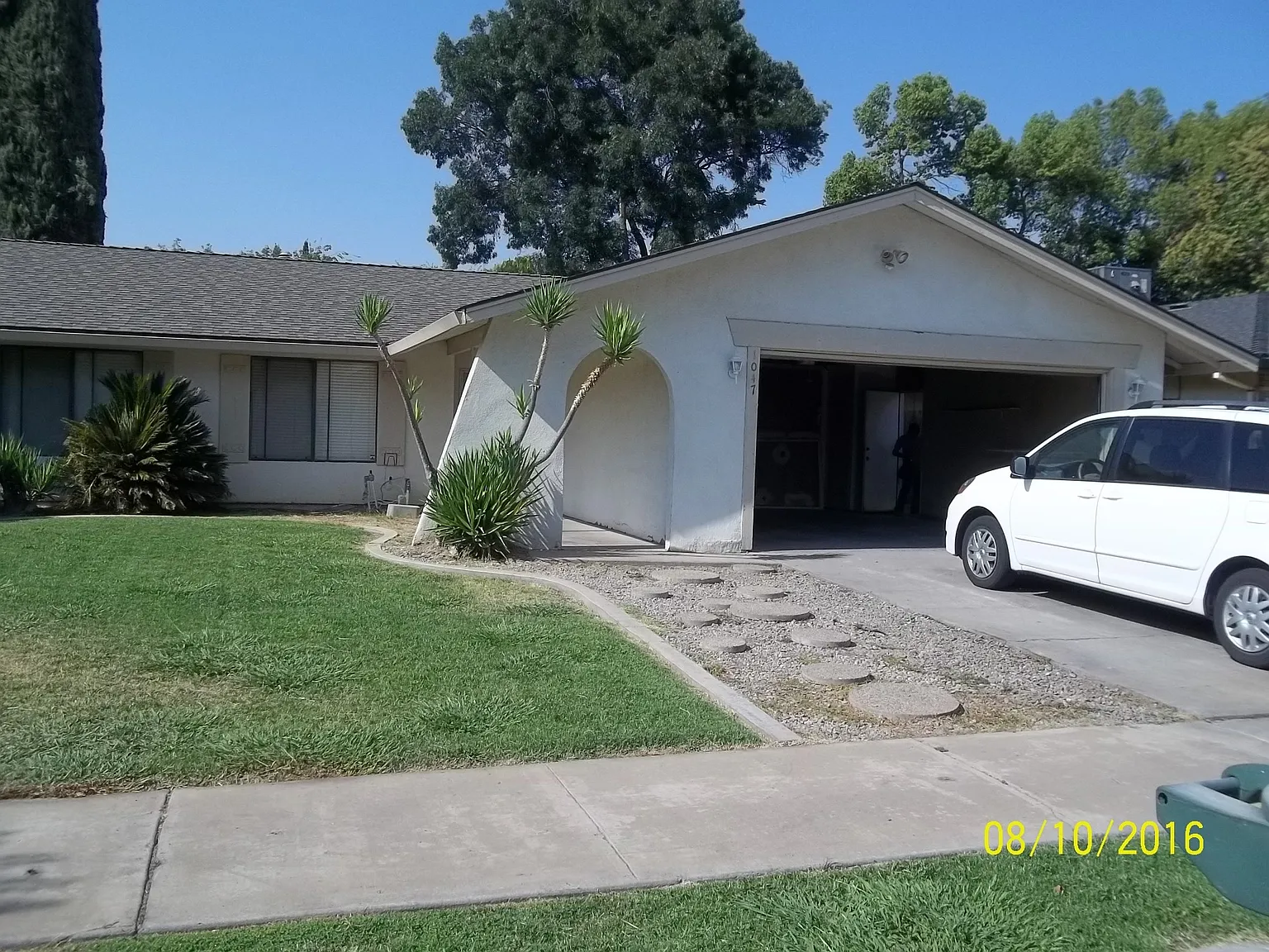 1047 Mirror Lake Dr photo 1