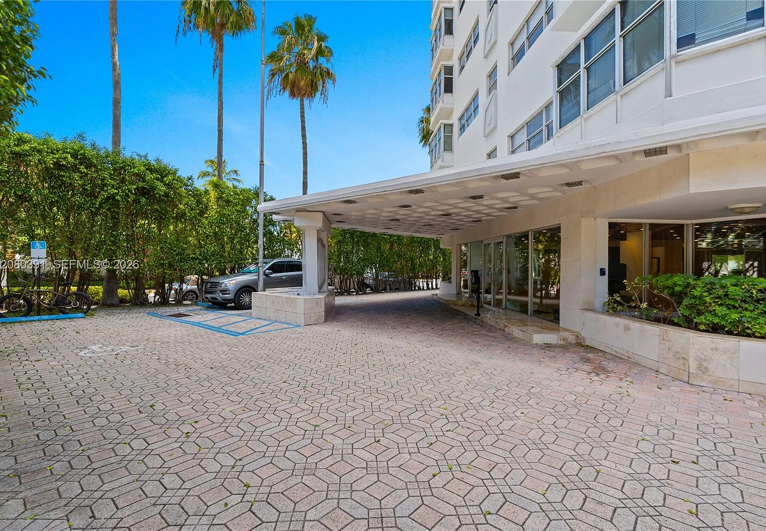 Octagon Towers I Condo — Photo 2