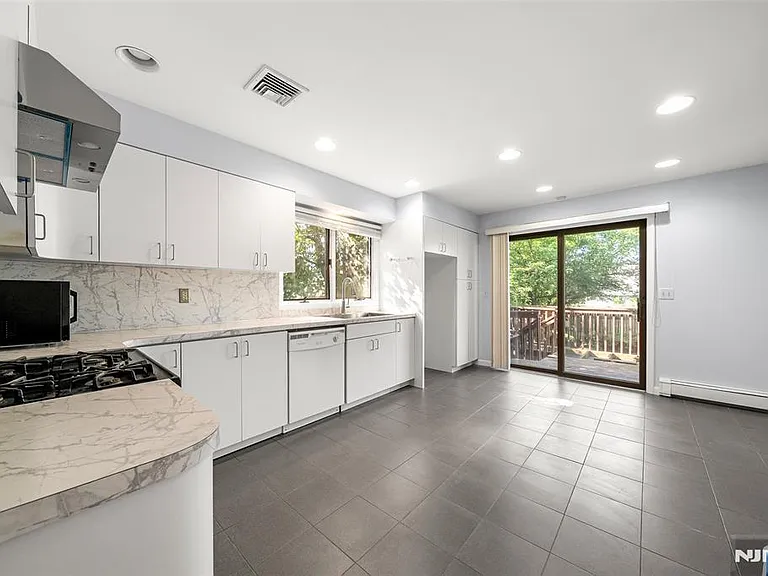 408 Elizabeth St #A — Photo 10