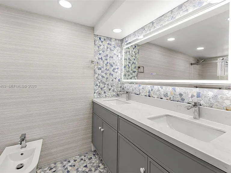 2457 Collins Ave #201 — Photo 9