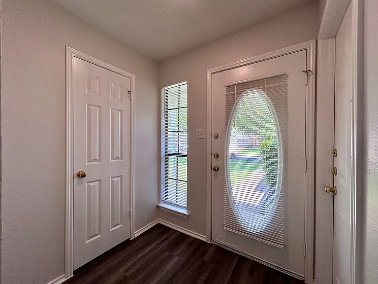 9212 Kempler Dr — Photo 2
