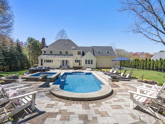 3rd image of 17 Kendall Dr