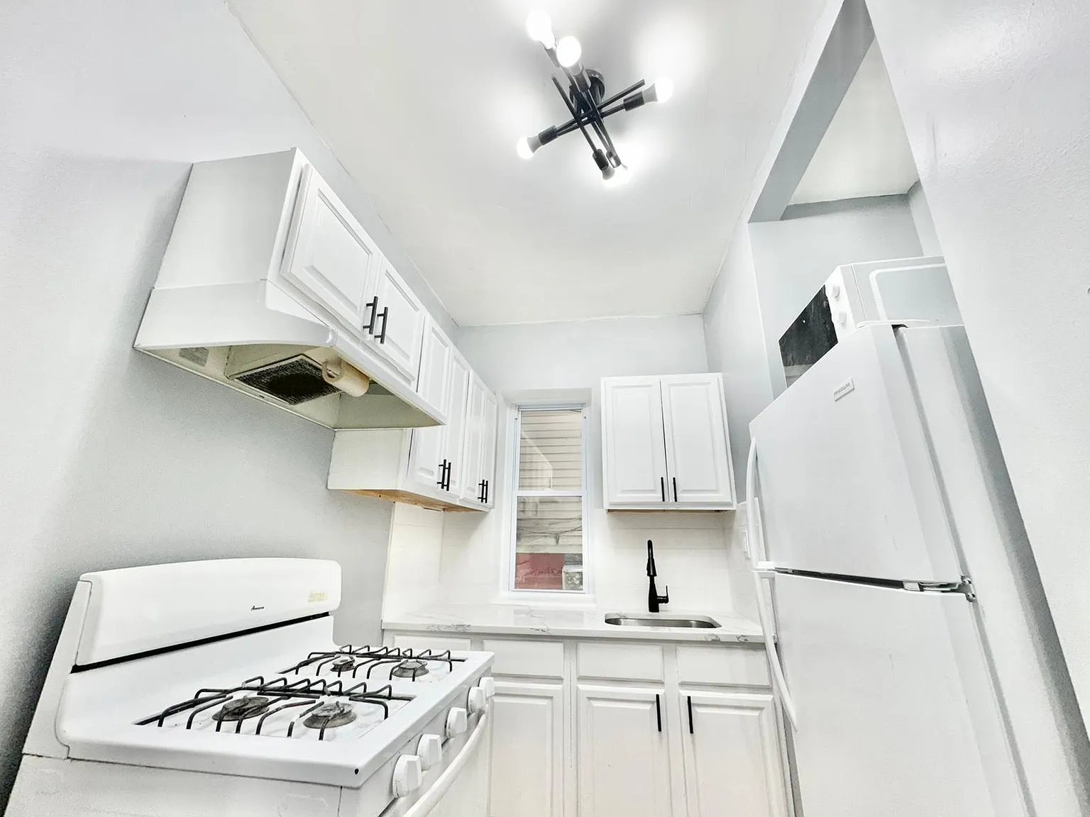 1 bed, 600 sqft, $1,724 — Photo 2