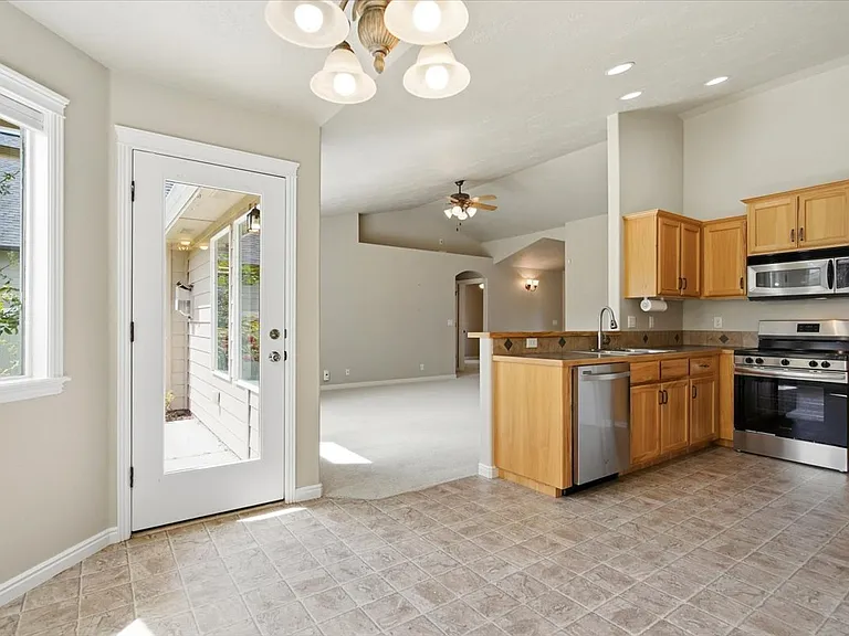 782 S Hydra Ave — Photo 13