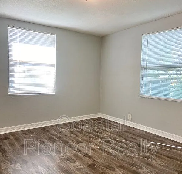 8105 N 12th St — Photo 11