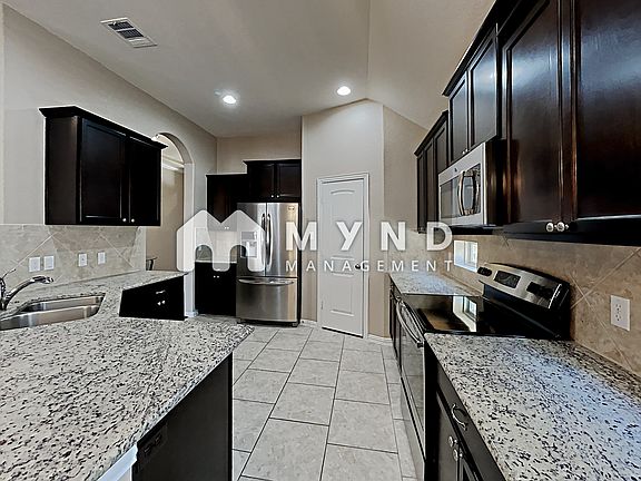 5th image of 916 Arvada Dr