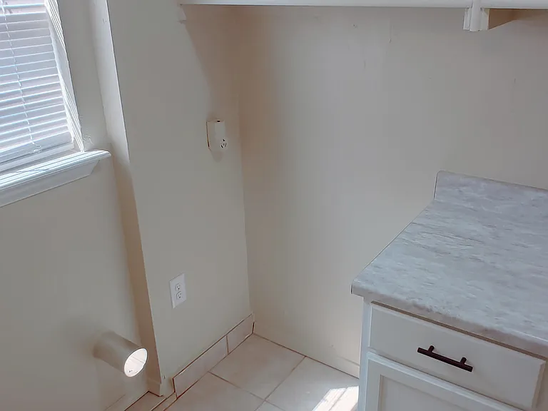 712 W Main St — Photo 14