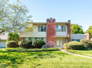 709 Lakepointe St, Grosse Pointe Park, MI 48230