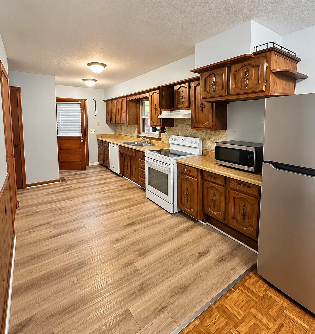 3 bed, 1.5 bath, 2556 sqft, $1,500 — Photo 3