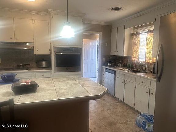 3rd image of 305 Francis St
