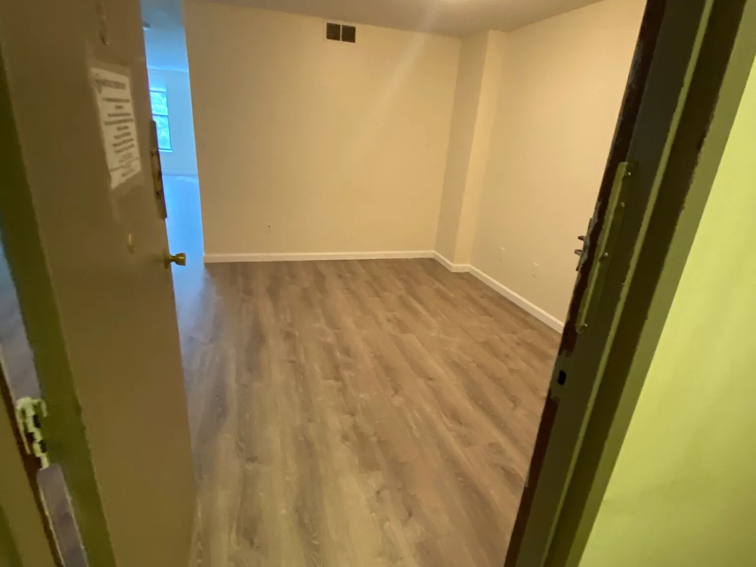 Studio, 500 sqft, $2,400 — Photo 3
