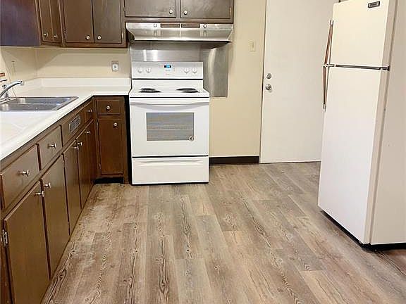 4th image of 14 Minden Dr