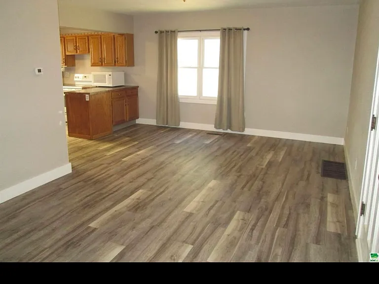 813 7th Ave — Photo 3