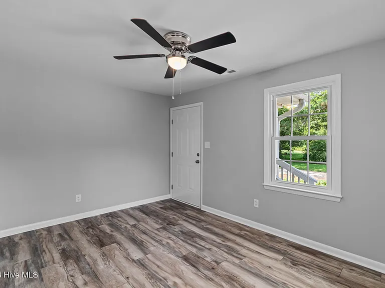 109 Rodeo Ln — Photo 3