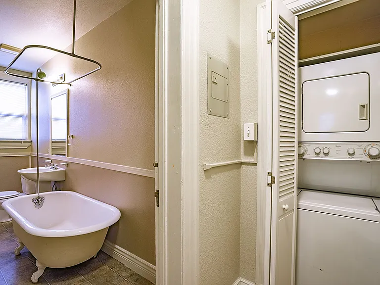 Alexander Apartments — Photo 16
