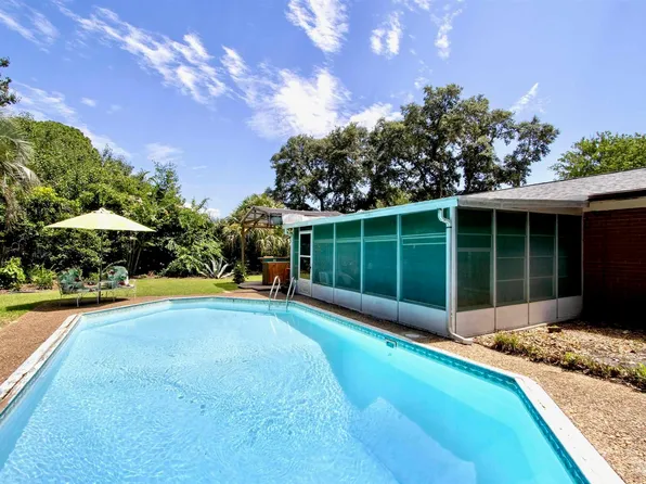 107 Bear Dr, Gulf Breeze, FL 32561