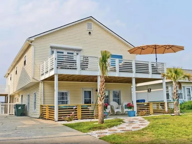 205 Barefoot Ln #B — Photo 2