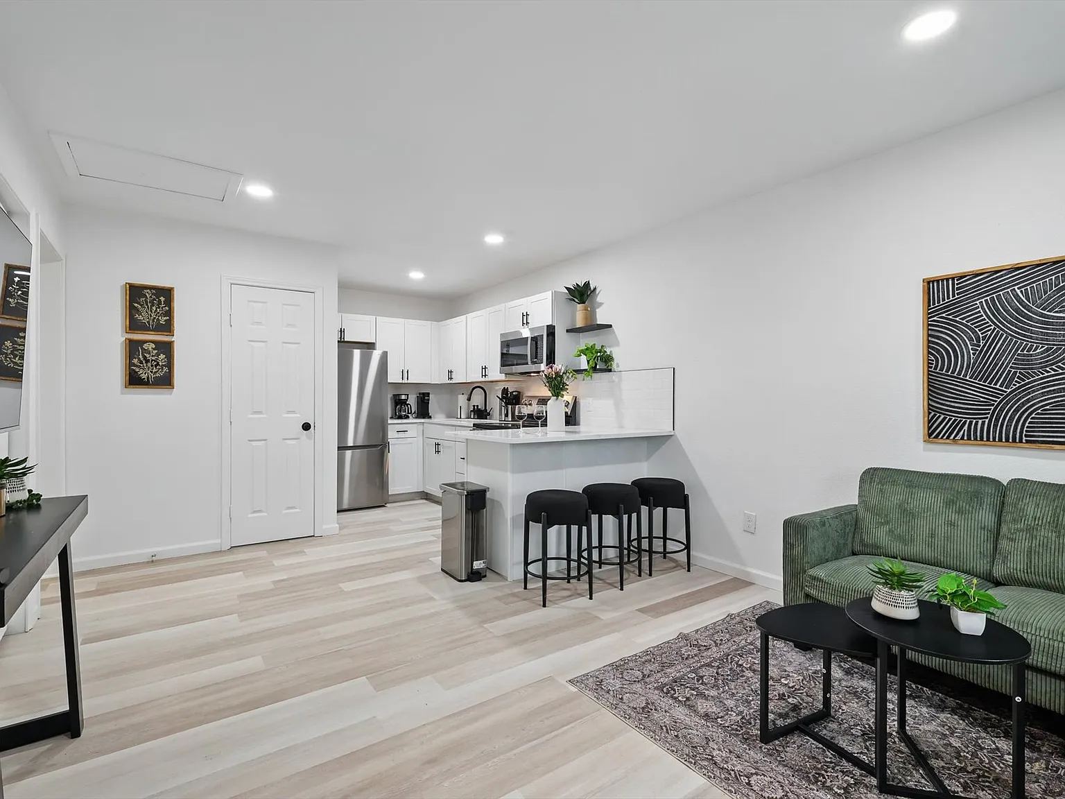 2 bed, 1008 sqft, $2,800 — Photo 2