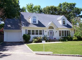 8 Elizabeth Ct, Selden, NY 11784