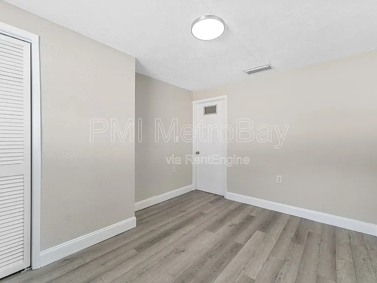 6121 N Falkenburg Rd — Photo 34