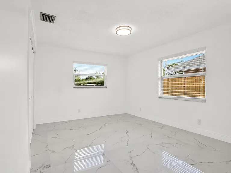 3421 NE 5th Ave — Photo 6