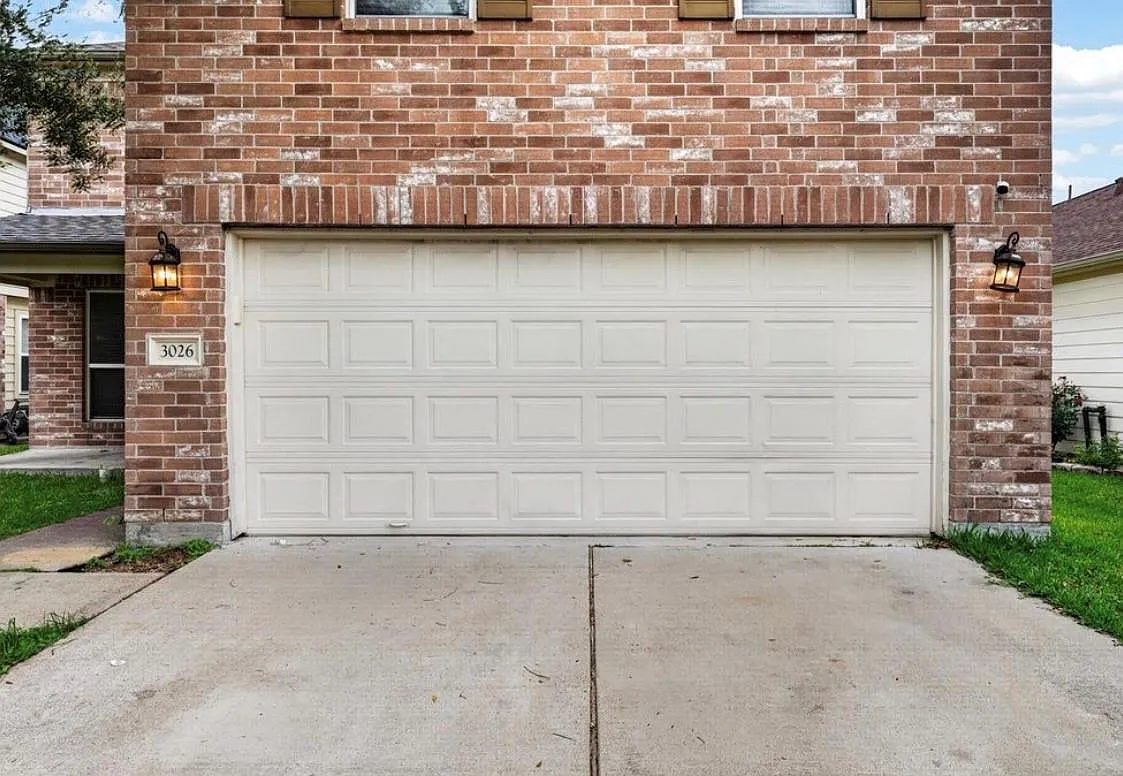 4 bed, 2.5 bath, 3156 sqft, $2,450 — Photo 2