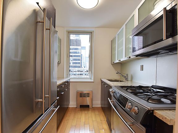 4th image of 212 E 47th St APT 25B